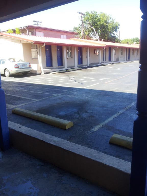 Deluxe Inn אוסטין מראה חיצוני תמונה